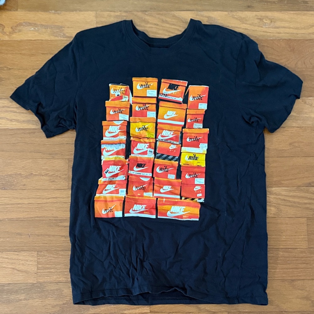 Nike Black sneaker box tee size Large
